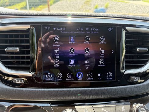 Used 2017 Chrysler Pacifica Touring-L w/ Tire & Wheel Group FWD image 13