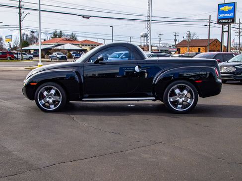 Used 2004 Chevrolet SSR w/ Preferred Equipment Group RWD image 4