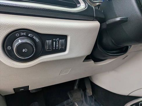 Used 2018 Chrysler Pacifica Touring-L image 16