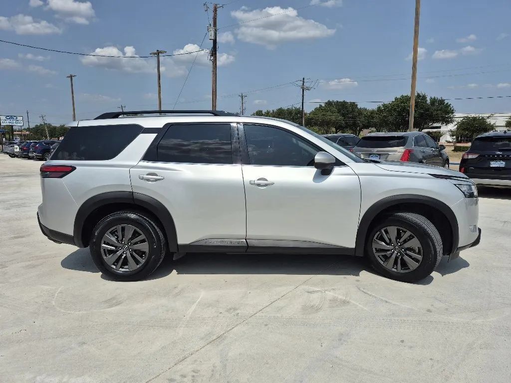 Used 2022 Nissan Pathfinder SV AWD/4WD image 5