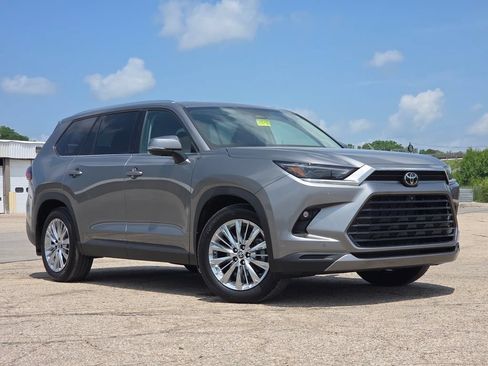 Used 2025 Toyota Grand Highlander AWD image 2