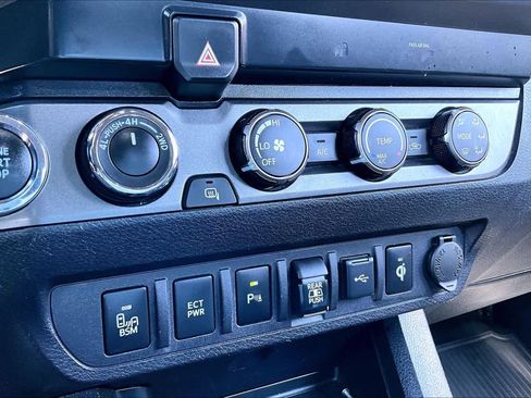 Used 2020 Toyota Tacoma TRD Sport w/ Technology Package AWD/4WD image 31