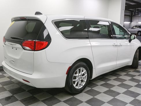 Used 2022 Chrysler Voyager LX image 8
