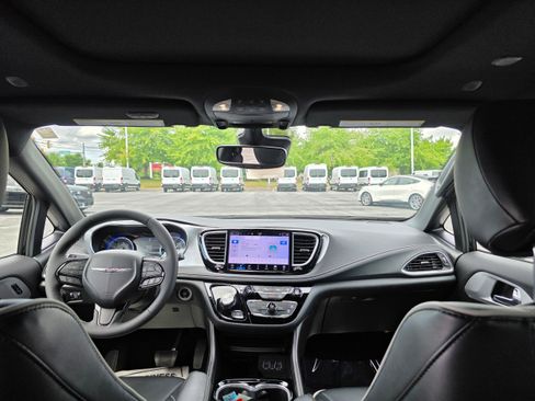 Used 2025 Chrysler Pacifica Limited FWD image 12