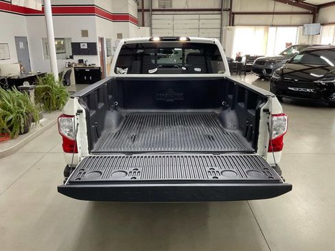 Used 2018 Nissan Titan SV image 8