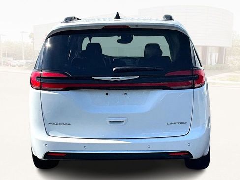 Used 2023 Chrysler Pacifica Limited image 5