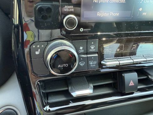 Used 2021 Toyota Highlander XLE AWD/4WD image 35