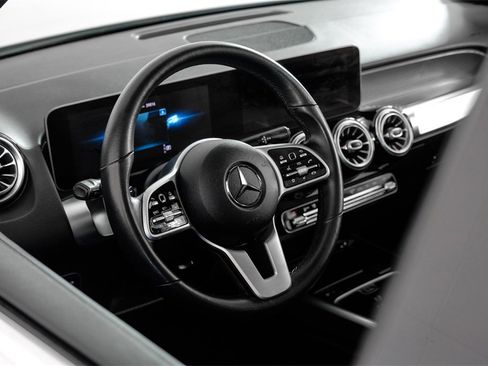 Used 2020 Mercedes-Benz GLB 250 w/ Premium Package image 15