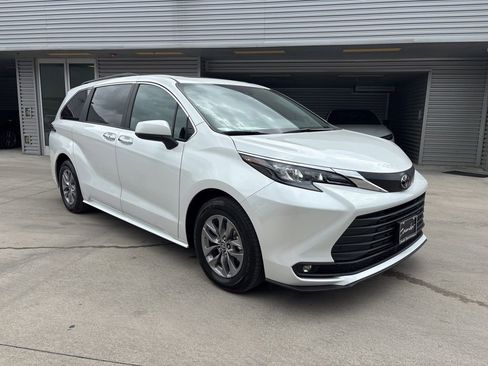 Used 2026 Toyota Sienna XLE FWD image 3