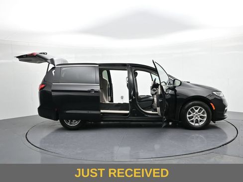 Used 2024 Chrysler Pacifica Touring-L FWD image 25