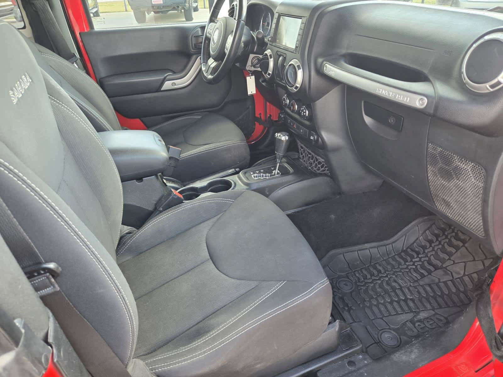 Used 2018 Jeep Wrangler Sahara w/ Connectivity Group AWD/4WD image 9