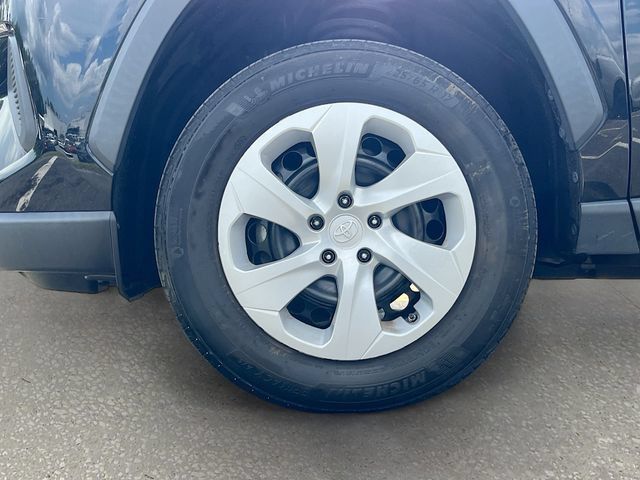 Used 2024 Toyota RAV4 LE FWD image 27