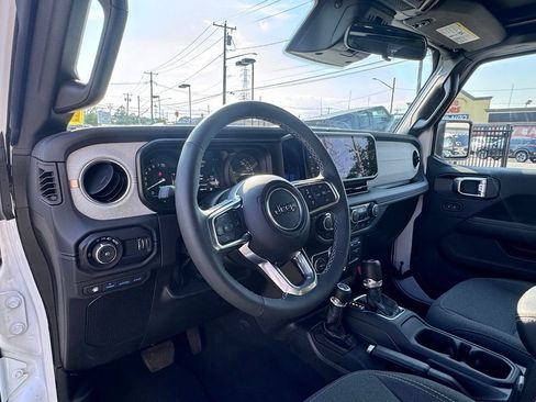 Used 2025 Jeep Wrangler Unlimited Sahara w/ Safety Group AWD/4WD image 12