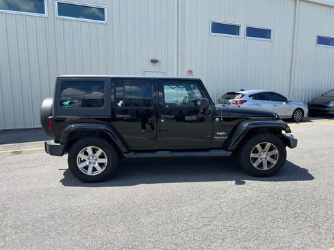Used 2013 Jeep Wrangler Unlimited Sahara w/ Connectivity Group AWD/4WD image 3