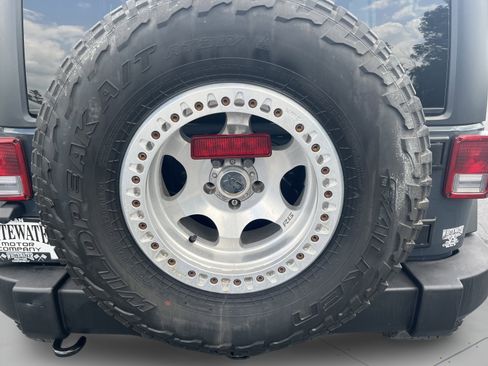 Used 2017 Jeep Wrangler Unlimited Rubicon w/ Connectivity Group AWD/4WD image 10
