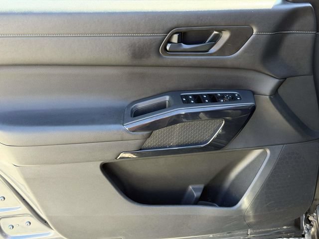 Used 2025 Nissan Pathfinder SV FWD image 17