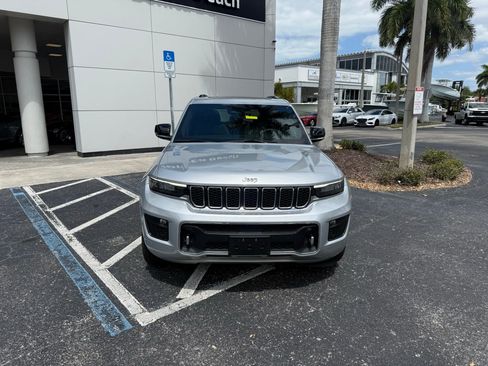 Used 2023 Jeep Grand Cherokee Overland image 2