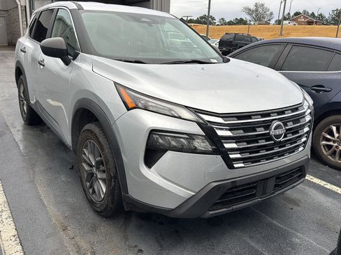 Used 2024 Nissan Rogue S image 3