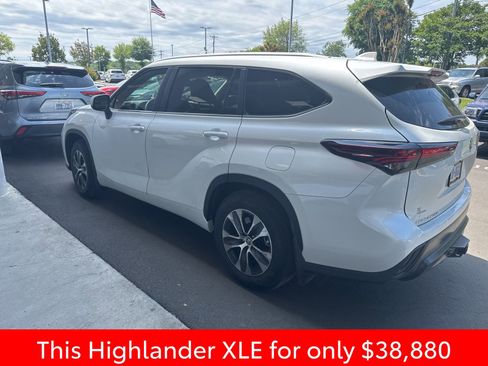 Used 2024 Toyota Highlander XLE FWD image 15