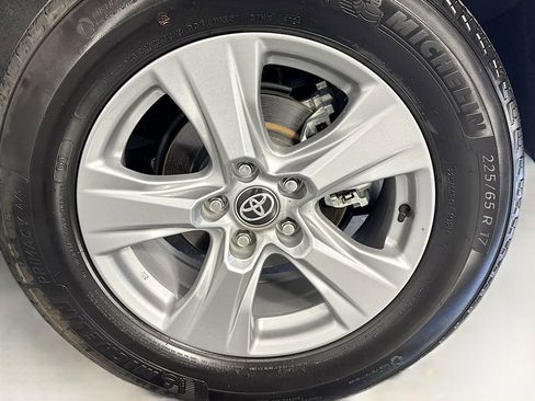 Used 2025 Toyota RAV4 XLE AWD/4WD image 31