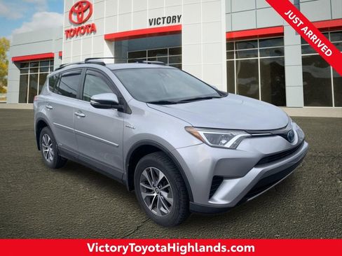 Used 2018 Toyota RAV4 LE AWD/4WD image 1