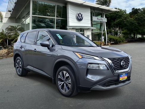 Used 2021 Nissan Rogue SV image 3