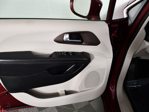 Used 2019 Chrysler Pacifica Touring-L FWD image 34
