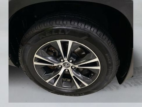 Used 2019 Toyota Highlander LE AWD/4WD image 19