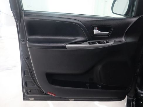 Used 2017 Toyota Sienna SE Premium FWD image 13