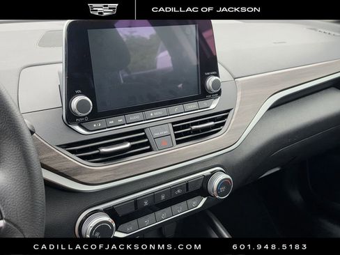 Used 2025 Nissan Altima 2.5 SV AWD/4WD image 6