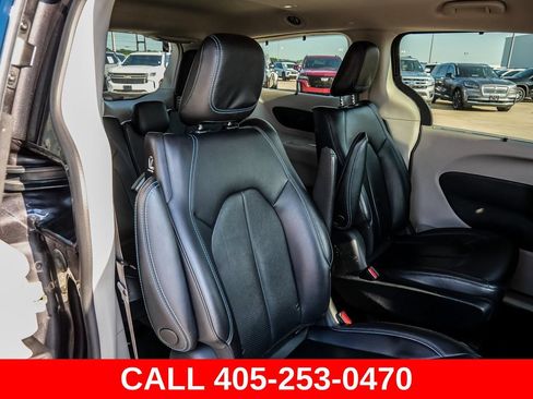 Used 2021 Chrysler Pacifica Touring-L FWD image 46