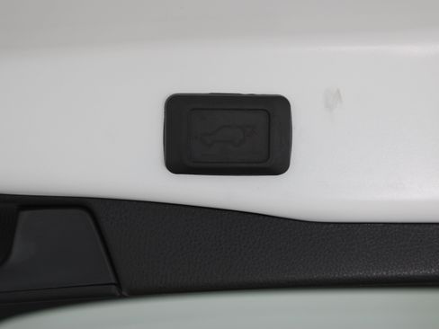 Used 2025 Toyota RAV4 XLE w/ Convenience Package FWD image 33
