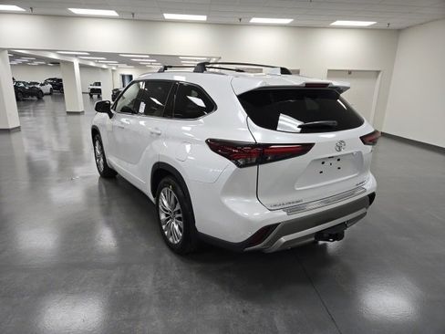 New 2026 Toyota Highlander Platinum image 4
