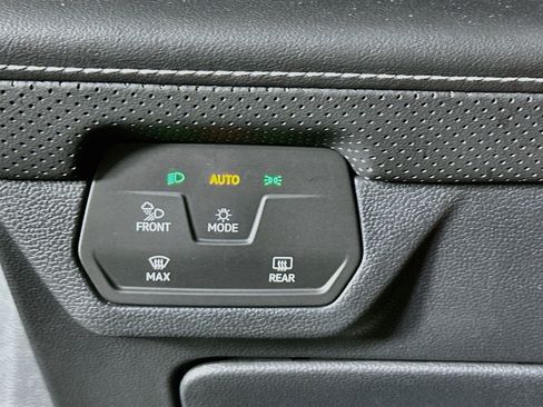 Used 2025 Volkswagen Atlas SE FWD image 17
