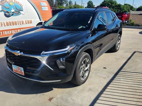 Used 2025 Chevrolet Trax LT FWD image 2