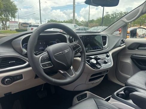 Used 2024 Chrysler Pacifica Limited FWD image 20