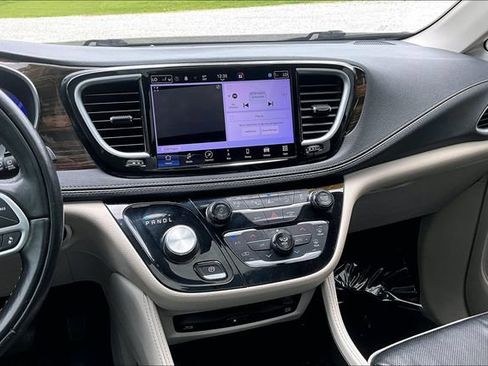 Used 2022 Chrysler Pacifica Limited w/ Uconnect Theater Family Group FWD image 6