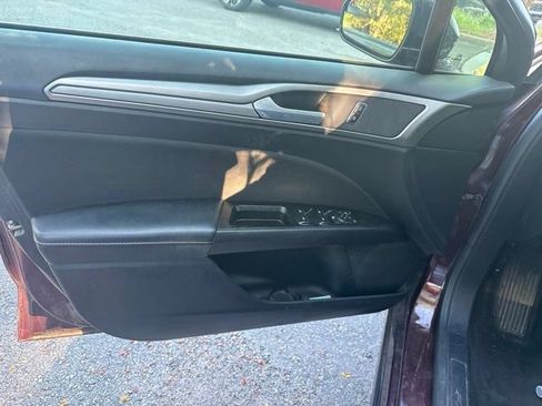 Used 2017 Ford Fusion SE FWD image 11
