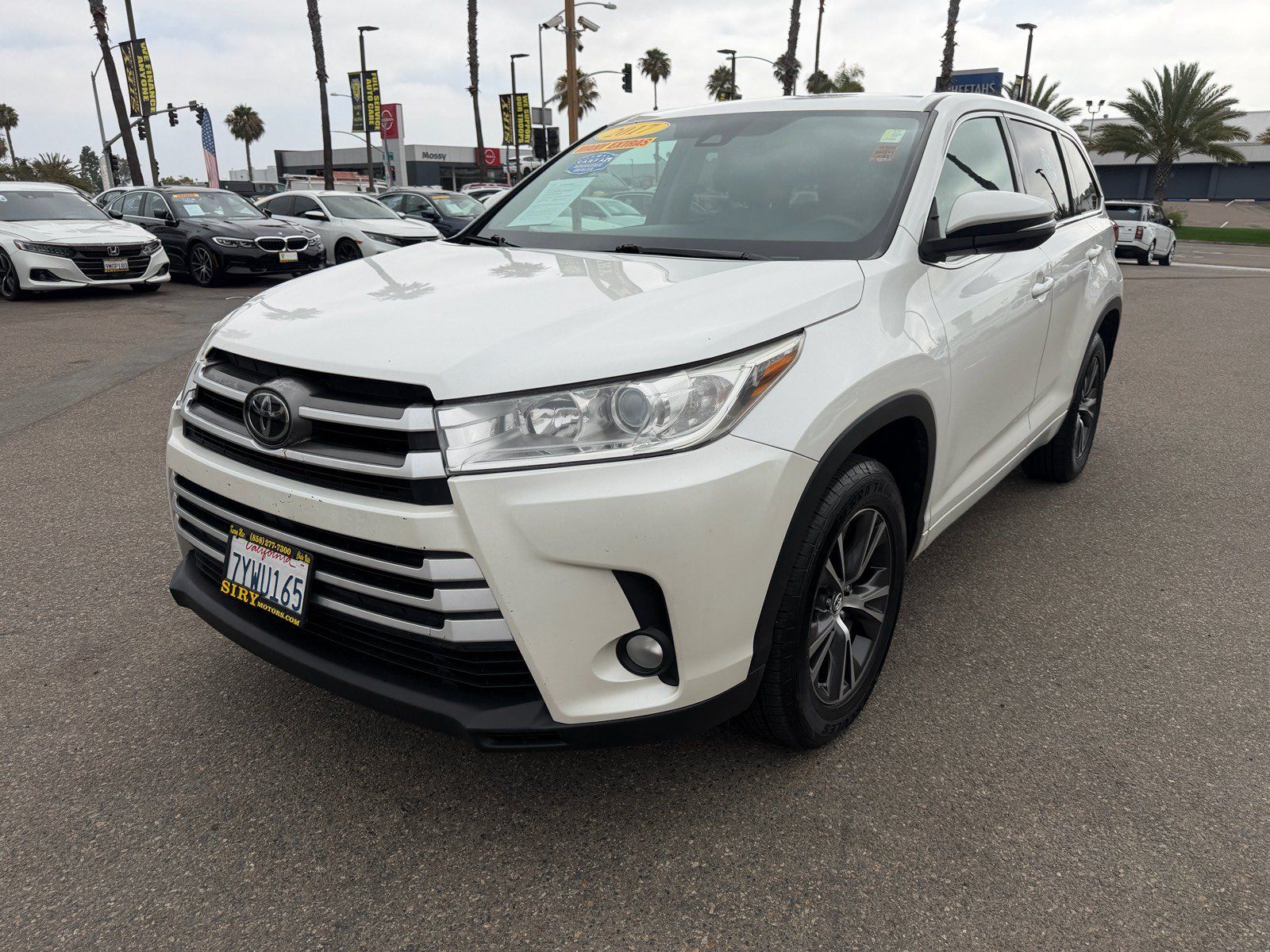 Used 2017 Toyota Highlander Plus w/ Carpet Mat Package FWD image 7
