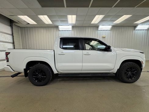 Used 2023 Nissan Frontier SV w/ Midnight Edition Package image 9