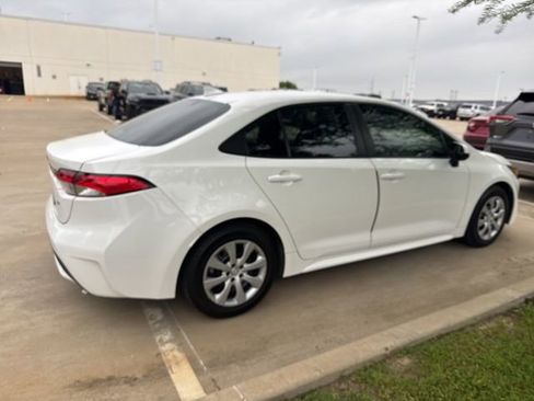 Used 2020 Toyota Corolla LE image 3
