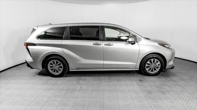 Used 2023 Toyota Sienna XLE AWD/4WD image 9