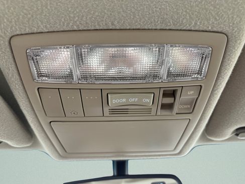 Used 2011 Toyota Camry XLE w/ SE/XLE Extra-Value Pkg FWD image 25