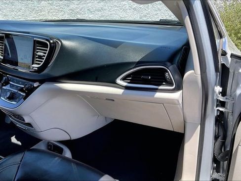 Used 2023 Chrysler Pacifica Touring-L FWD image 16