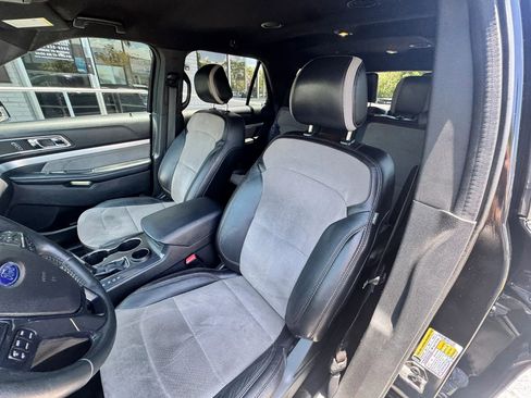 Used 2017 Ford Explorer XLT w/ Equipment Group 202A FWD image 13