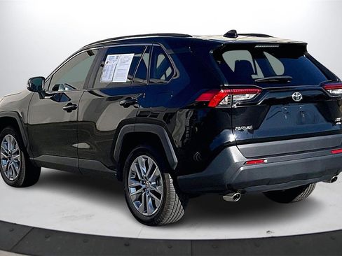 Used 2022 Toyota RAV4 XLE Premium image 7