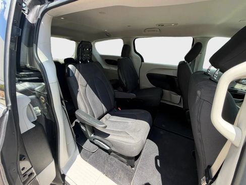 Used 2017 Chrysler Pacifica Touring FWD image 21