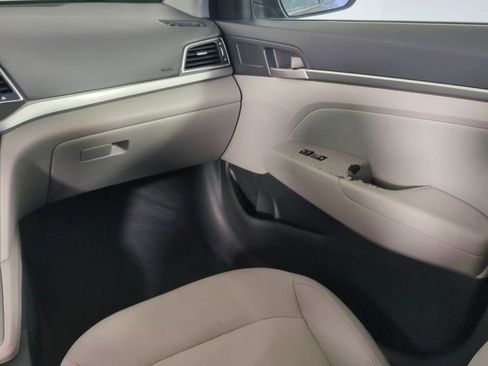 Used 2017 Hyundai Elantra SE image 17