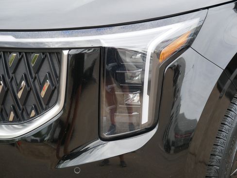 Used 2025 Kia Carnival FWD image 16