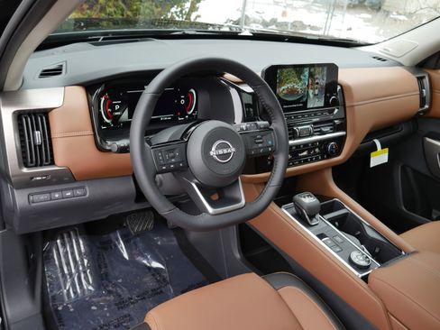 Certified 2025 Nissan Pathfinder Platinum w/ Cargo Package AWD/4WD image 4
